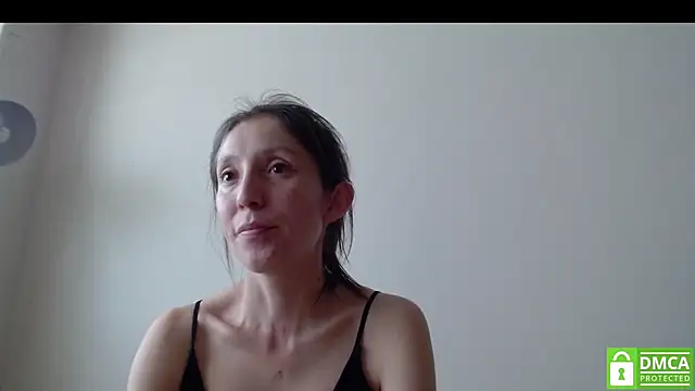 Snapshot of Sophi_Cute chatting on 10-21-25, 01:01 Sophi Cute online show from 10-21-25, 01:01