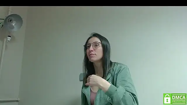 Snapshot of Sophi_Cute chatting on 10-27-25, 04:11 Sophi Cute online show from 10-27-25, 04:11