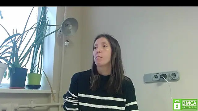 Snapshot of Sophi_Cute chatting on 10-28-25, 01:58 Sophi Cute online show from 10-28-25, 01:58