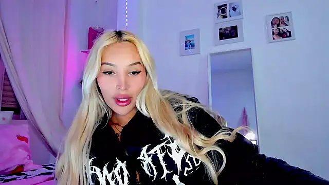 Snapshot of _viioletweekend_ chatting on 02-16-26, 08:38 viioletweekend online show from 02-16-26, 08:38