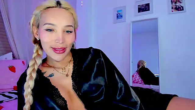 Snapshot of _viioletweekend_ chatting on 02-18-26, 08:16 viioletweekend online show from 02-18-26, 08:16