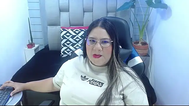 Snapshot of evelin_zaens chatting on 06-24-26, 03:49 evelin zaens online show from 06-24-26, 03:49