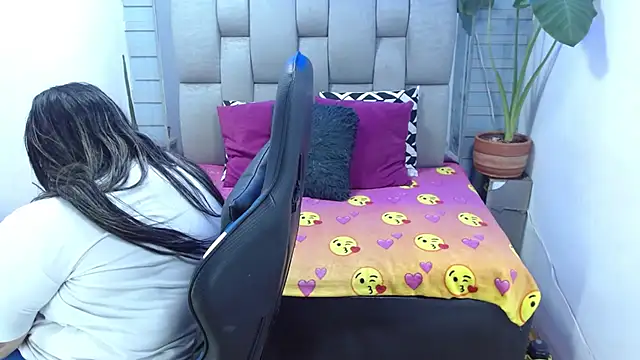 Snapshot of evelin_zaens chatting on 07-14-26, 04:06 evelin zaens online show from 07-14-26, 04:06