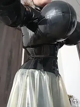 Snapshot of LatexDevil_Blondie chatting on 06-10-26, 01:32 LatexDevil Blondie online show from 06-10-26, 01:32