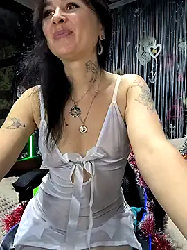 Snapshot of KikiXRed chatting on 12-21-24, 02:26 KikiXRed online show from 12-21-24, 02:26