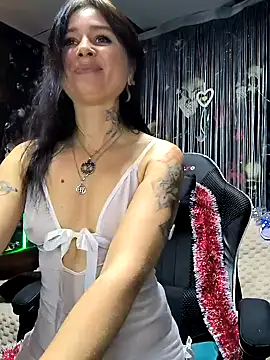 Snapshot of KikiXRed chatting on 12-23-24, 10:53 KikiXRed online show from 12-23-24, 10:53