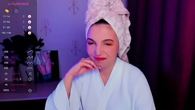 Snapshot of KindHazelHere_ chatting on 10-29-25, 10:39 KindHazelHere online show from 10-29-25, 10:39