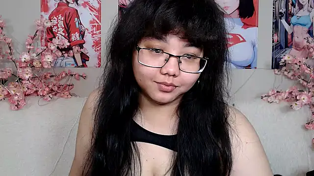 Snapshot of Moertomlly chatting on 05-17-26, 06:00 Moertomlly online show from 05-17-26, 06:00