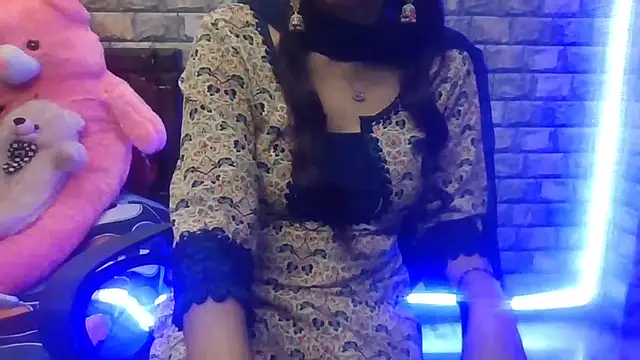 Snapshot of Sexy_iknoor chatting on 10-07-25, 04:20 Sexy iknoor online show from 10-07-25, 04:20