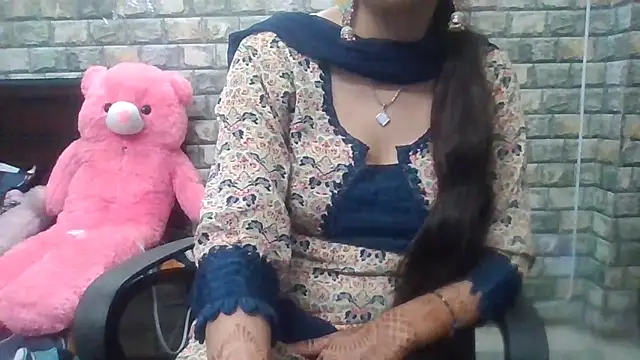 Snapshot of Sexy_iknoor chatting on 10-15-25, 04:34 Sexy iknoor online show from 10-15-25, 04:34