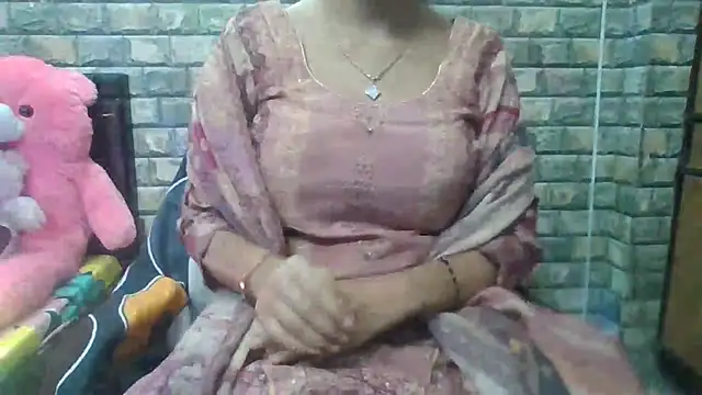 Snapshot of Sexy_iknoor chatting on 10-20-25, 04:35 Sexy iknoor online show from 10-20-25, 04:35