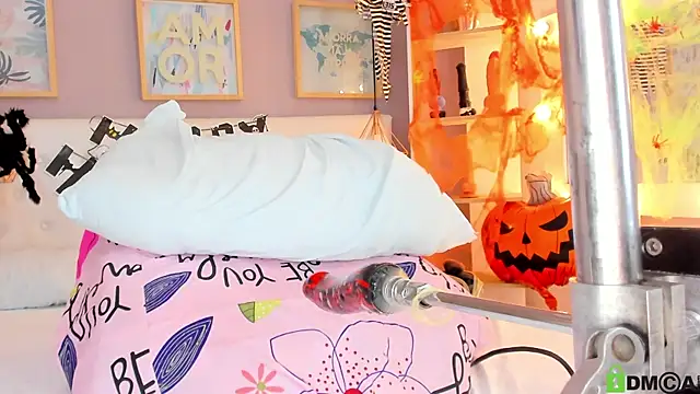 julyanna  online show from 10-27-25, 08:13