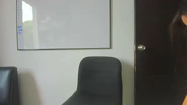 Snapshot of squirttati33 chatting on 10-27-25, 04:44 squirttati33 online show from 10-27-25, 04:44