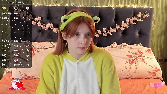 Snapshot of AliceLanley chatting on 09-30-25, 11:15 AliceLanley online show from 09-30-25, 11:15