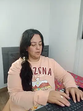 Snapshot of lucia_vonne_ chatting on 06-11-26, 01:05 lucia vonne online show from 06-11-26, 01:05