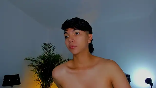 xhenisa  online show from 09-25-25, 06:33