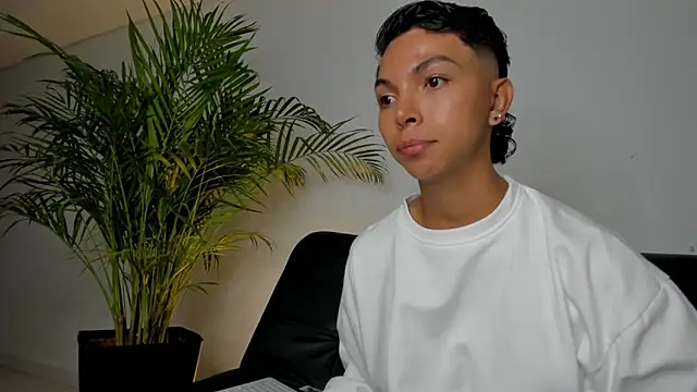 xhenisa  online show from 02-01-26, 09:46