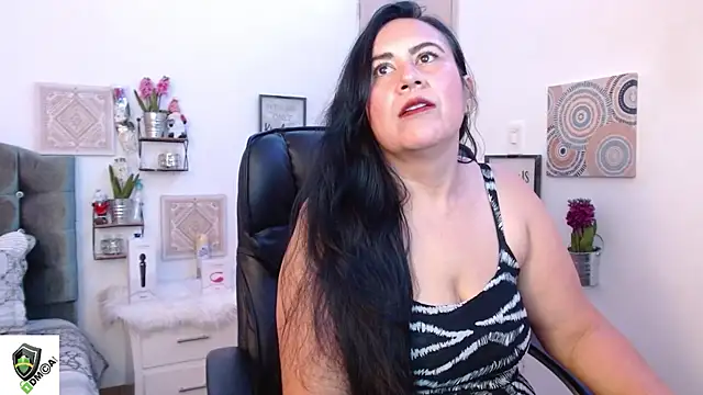 Snapshot of amalia_brunette chatting on 12-13-24, 11:17 amalia brunette online show from 12-13-24, 11:17