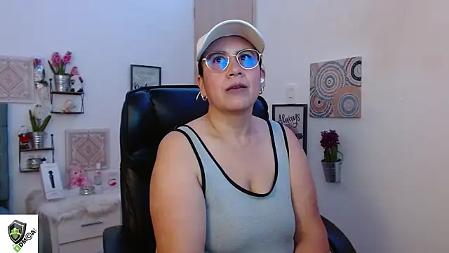 Snapshot of amalia_brunette chatting on 01-13-25, 10:56 amalia brunette online show from 01-13-25, 10:56