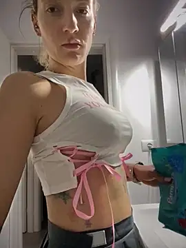 Snapshot of Ella_Charm chatting on 10-14-25, 03:46 Ella Charm online show from 10-14-25, 03:46