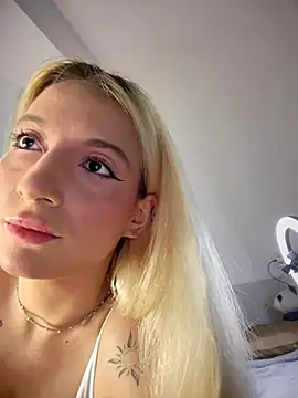 Snapshot of Ella_Charm chatting on 10-16-25, 04:08 Ella Charm online show from 10-16-25, 04:08