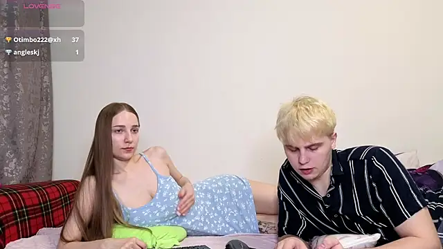 Snapshot of Emily_and_Ilumi chatting on 01-18-26, 07:39 Emily and Ilumi online show from 01-18-26, 07:39