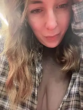 Snapshot of MommmyYummy chatting on 02-06-25, 04:58 MommmyYummy online show from 02-06-25, 04:58