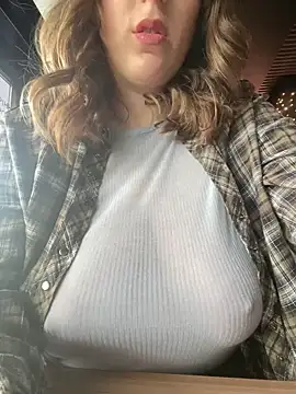 Snapshot of MommmyYummy chatting on 02-10-25, 09:36 MommmyYummy online show from 02-10-25, 09:36