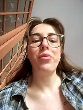 Snapshot of MommmyYummy chatting on 10-24-25, 07:27 MommmyYummy online show from 10-24-25, 07:27