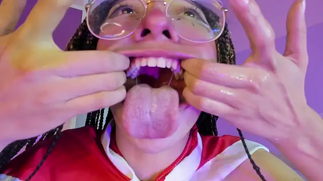 Snapshot of Cloe_Leee chatting on 12-28-24, 04:41 Cloe Leee online show from 12-28-24, 04:41