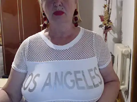 Snapshot of Secretfox chatting on 09-17-25, 03:03 Secretfox online show from 09-17-25, 03:03