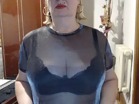 Snapshot of Secretfox chatting on 10-14-25, 04:35 Secretfox online show from 10-14-25, 04:35