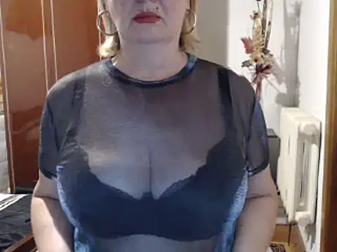 Snapshot of Secretfox chatting on 10-16-25, 04:13 Secretfox online show from 10-16-25, 04:13