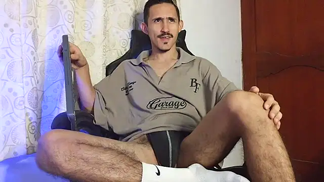 Snapshot of HomeAloneK chatting on 06-02-26, 07:27 HomeAloneK online show from 06-02-26, 07:27