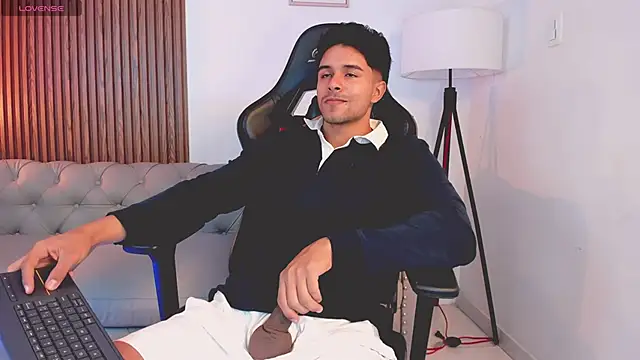 Snapshot of liam_collins21 chatting on 10-21-25, 11:55 liam collins21 online show from 10-21-25, 11:55