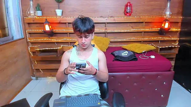 Snapshot of alex_477 chatting on 09-19-25, 11:44 alex 477 online show from 09-19-25, 11:44
