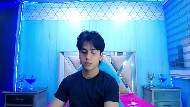 Snapshot of alex_477 chatting on 10-20-25, 11:32 alex 477 online show from 10-20-25, 11:32
