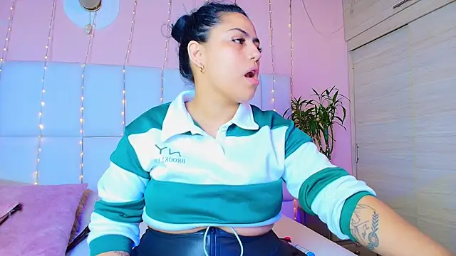 Snapshot of kiana_cream chatting on 02-14-25, 11:42 kiana cream online show from 02-14-25, 11:42