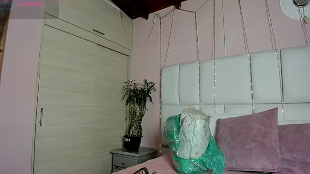 Snapshot of kiana_cream chatting on 03-19-25, 11:50 kiana cream online show from 03-19-25, 11:50