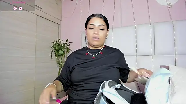 Snapshot of kiana_cream chatting on 03-21-25, 07:35 kiana cream online show from 03-21-25, 07:35