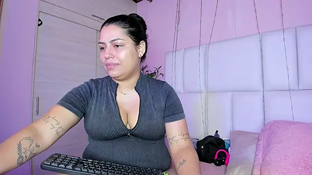 Snapshot of kiana_cream chatting on 09-27-25, 12:32 kiana cream online show from 09-27-25, 12:32