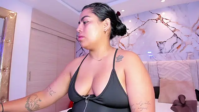 Snapshot of kiana_cream chatting on 11-23-25, 11:54 kiana cream online show from 11-23-25, 11:54