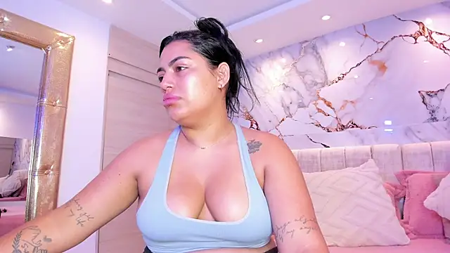 Snapshot of kiana_cream chatting on 11-24-25, 11:54 kiana cream online show from 11-24-25, 11:54