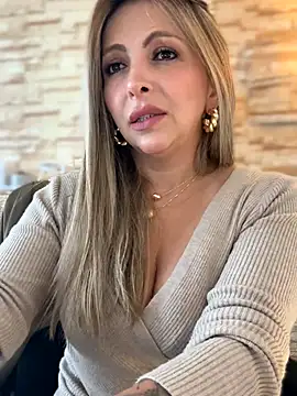 Snapshot of _Abril-Office1 chatting on 10-27-25, 04:00 Abril-Office1 online show from 10-27-25, 04:00