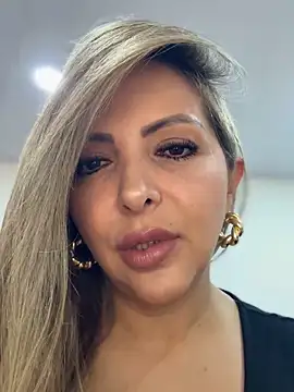 Snapshot of _Abril-Office1 chatting on 11-19-25, 12:27 Abril-Office1 online show from 11-19-25, 12:27