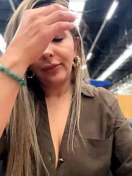 Snapshot of _Abril-Office1 chatting on 11-25-25, 04:07 Abril-Office1 online show from 11-25-25, 04:07