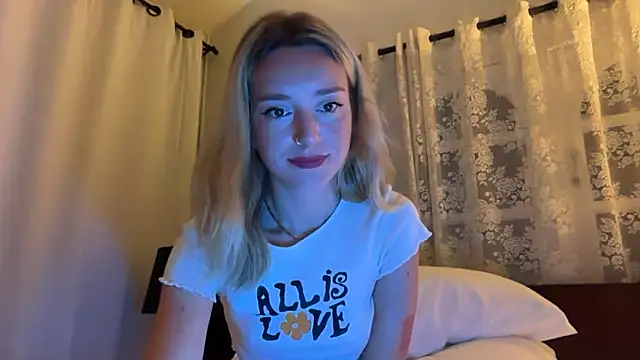 Snapshot of SirenaBelle chatting on 12-21-25, 10:17 SirenaBelle online show from 12-21-25, 10:17