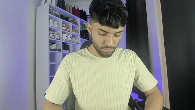 Snapshot of Alex_BigDickkk chatting on 10-24-25, 08:27 Alex BigDickkk online show from 10-24-25, 08:27