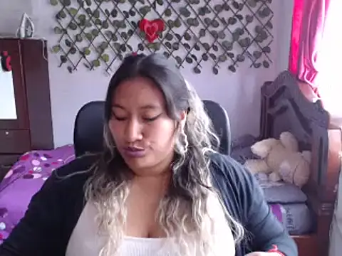 Snapshot of EmilyLove1014 chatting on 12-09-24, 08:33 EmilyLove1014 online show from 12-09-24, 08:33