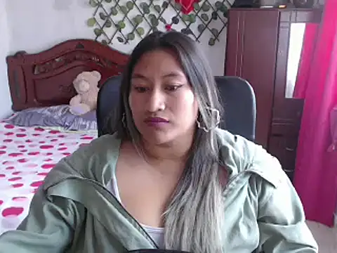 Snapshot of EmilyLove1014 chatting on 01-01-25, 07:53 EmilyLove1014 online show from 01-01-25, 07:53